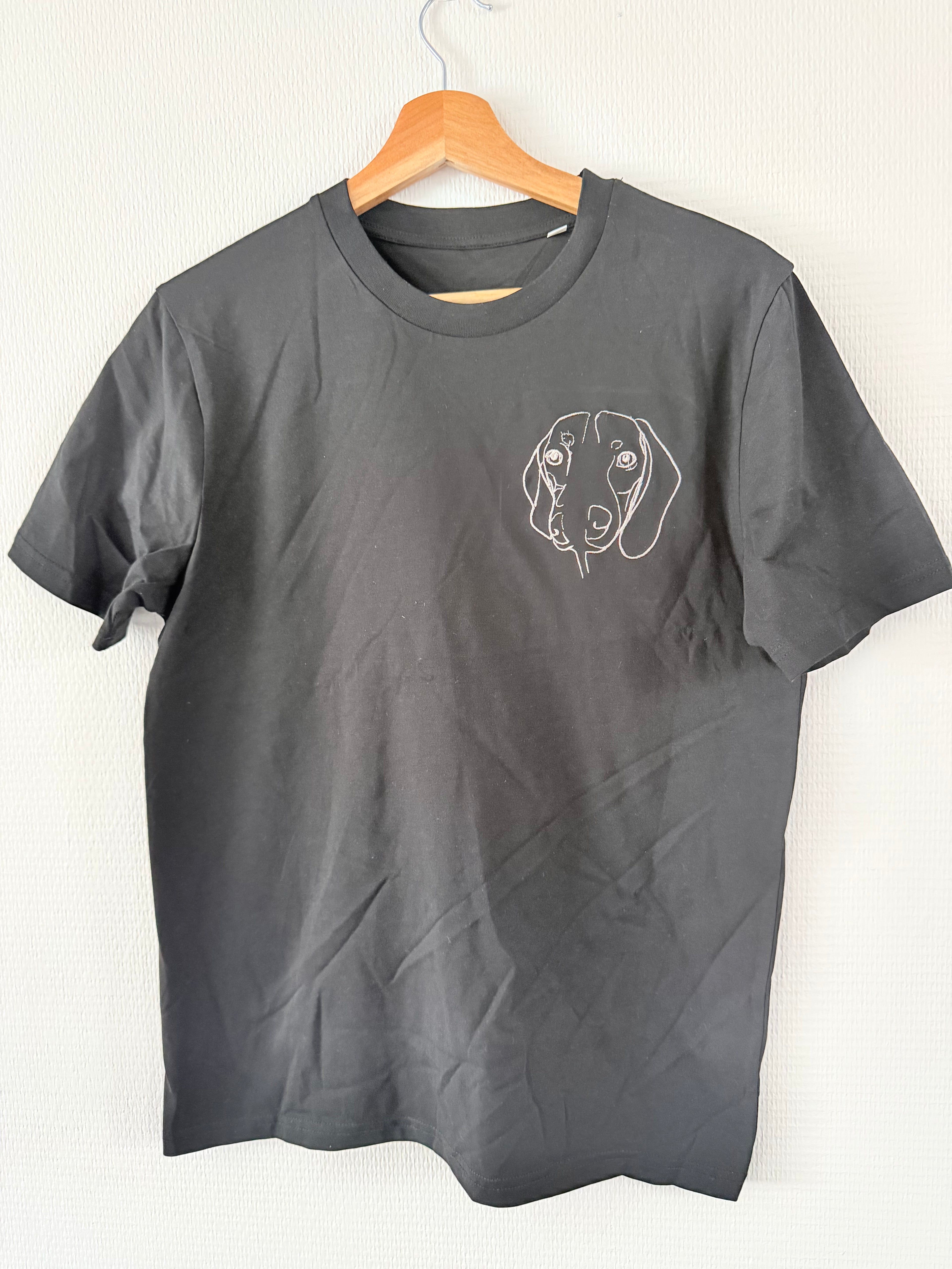 Geborduurde T shirt met lijntekening