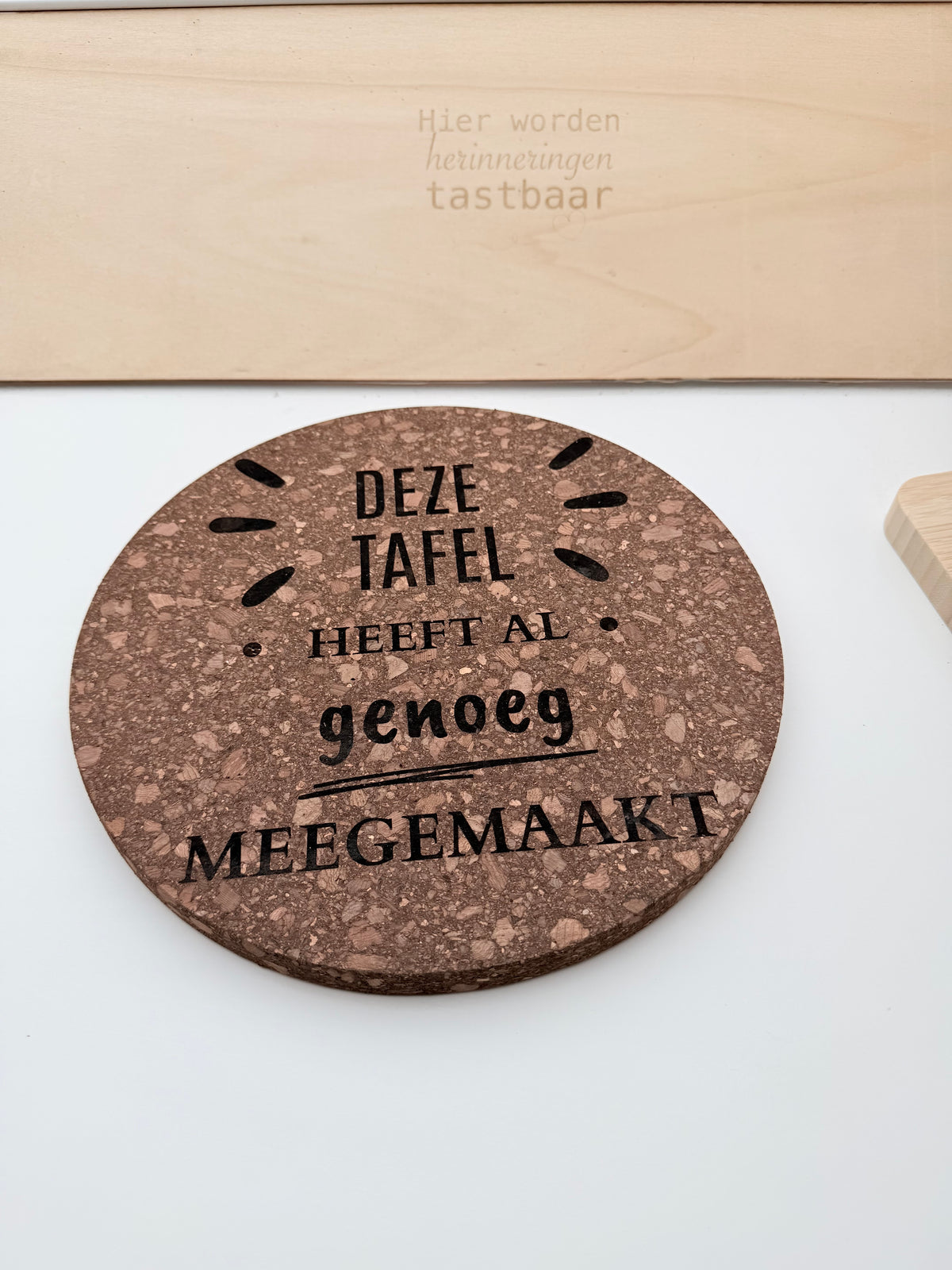 Grote kurken onderlegger | Deze tafel heeft al genoeg meegemaakt